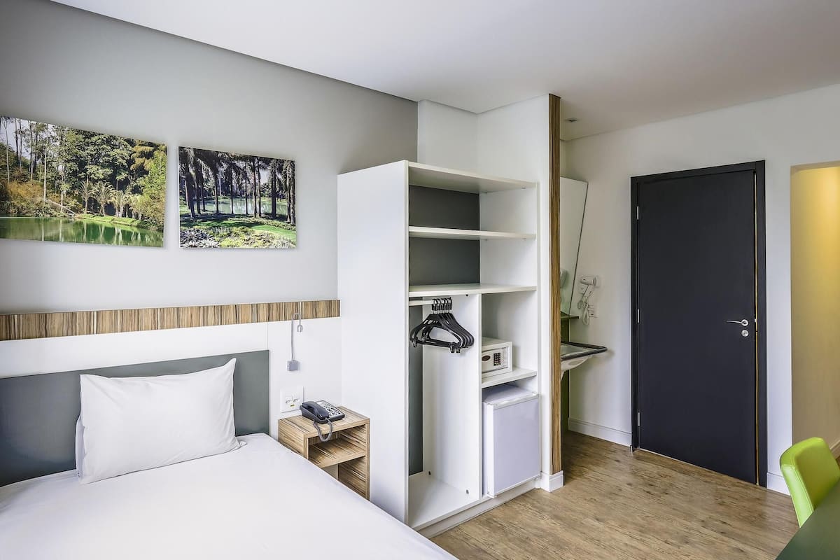 Apartment, 2 Twin Beds, Accessible (adapted w/ widow bed) | Minibar, in-room safe, desk, laptop workspace