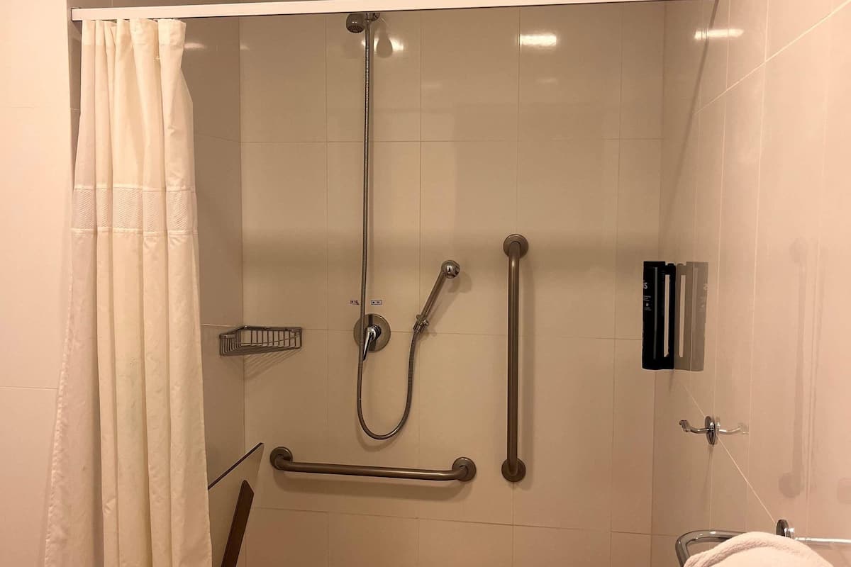 Apartment, 2 Single Beds, Accessible (adapted w/ widow bed) | Minibar, in-room safe, desk, laptop workspace