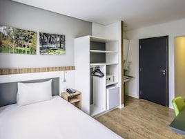 Apartamento, 2 camas individuales, accesible para personas con discapacidad (adapted w/ widow bed) | Minibar, caja fuerte, escritorio y espacio para trabajar con un portátil