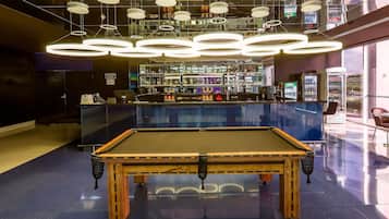 Serves lunch, dinner, and brunch