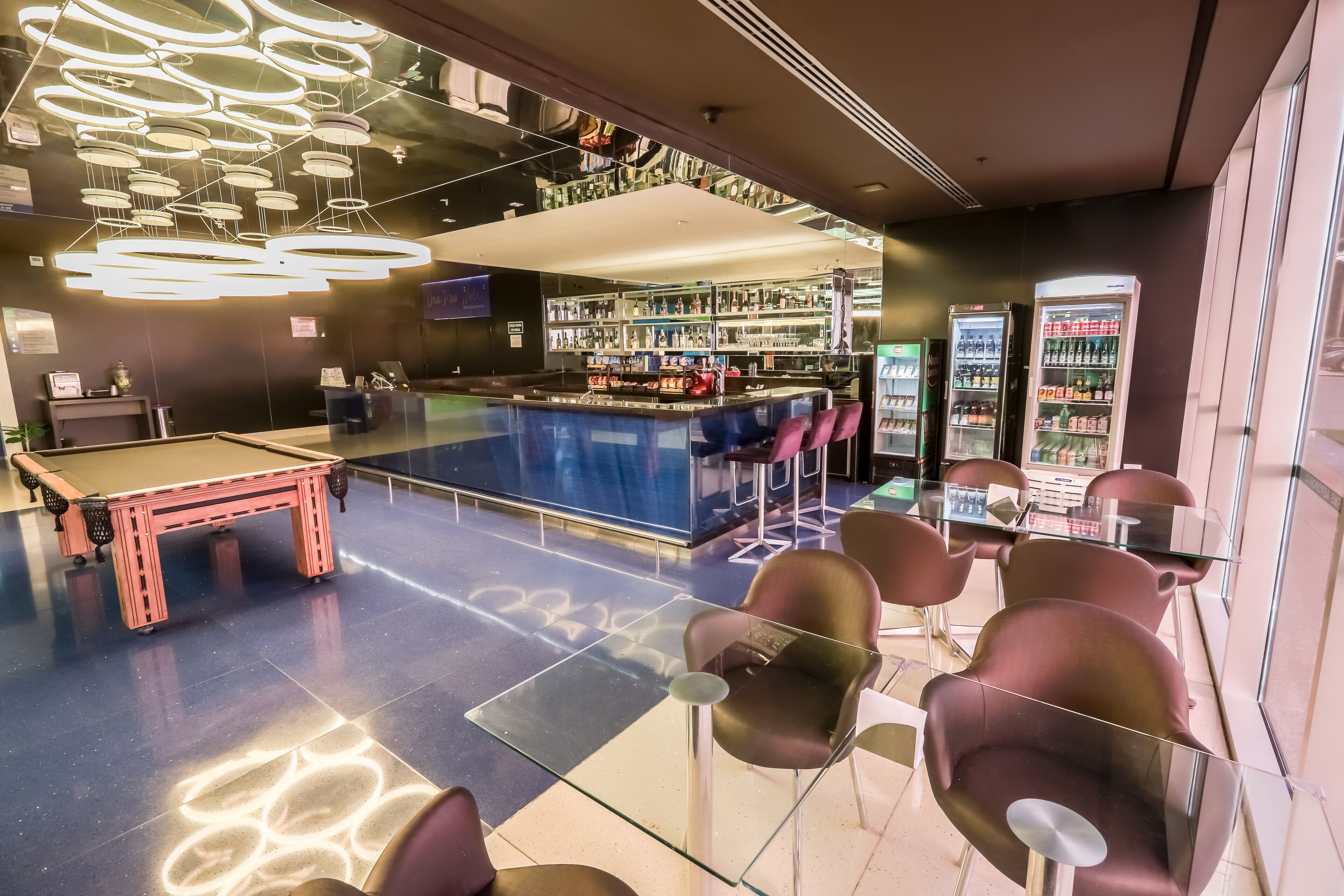 serves lunch, dinner and brunch