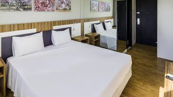 Frigobar, cofres nos quartos, escrivaninha