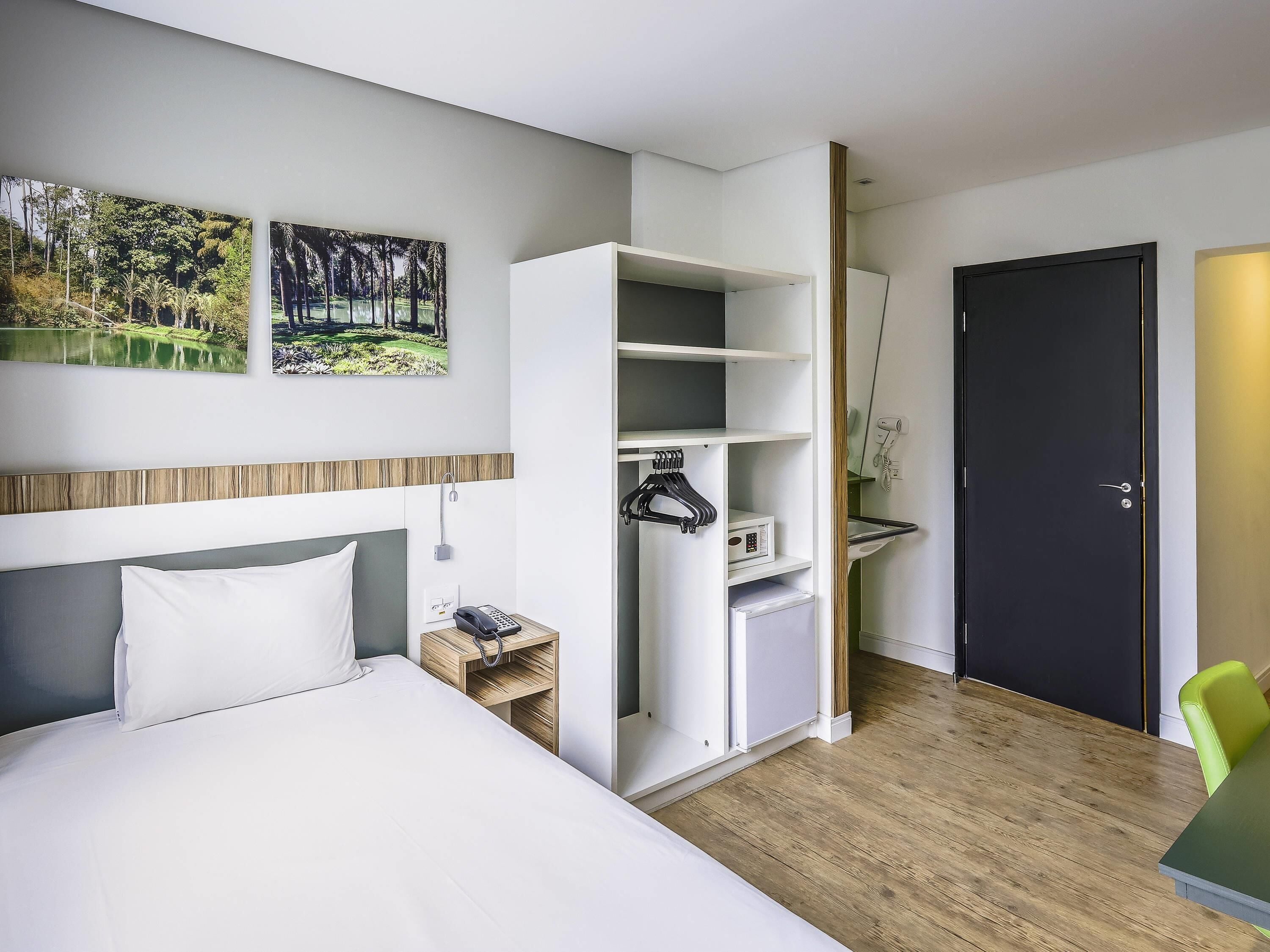 Departamento, 2 camas individuales, con acceso para personas discapacitadas (adapted w/ widow bed) | Minibar, caja de seguridad en la habitación y escritorio 