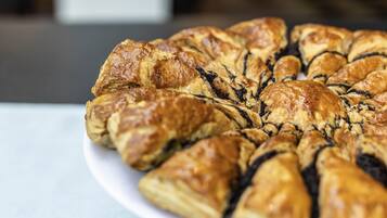 Daily continental breakfast (BRL 43 per person)