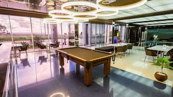 ランチ、ディナー、ブランチに営業