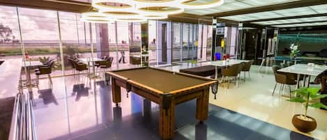 Serve almoço, jantar e brunch aos fins de semana