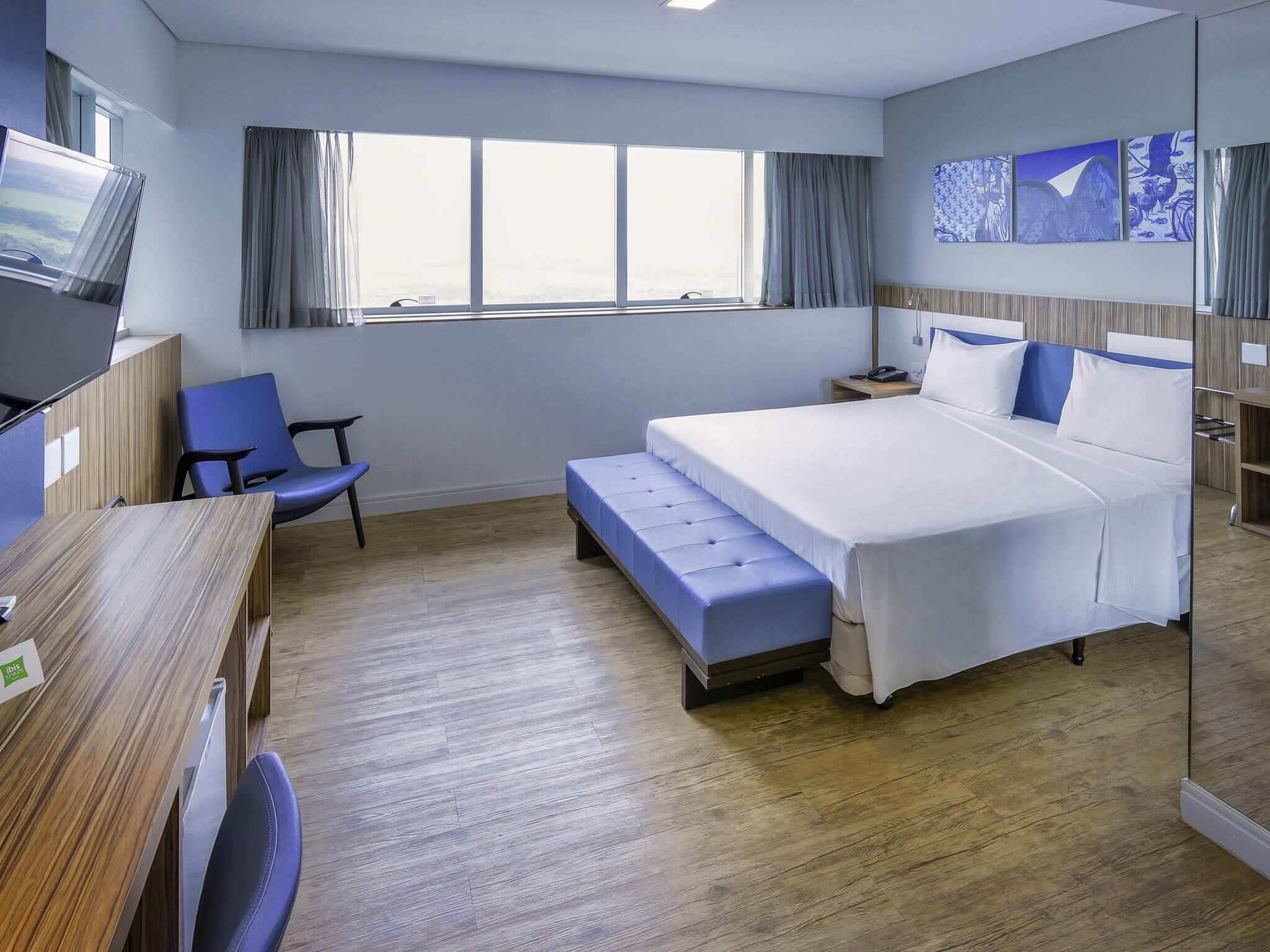 Apartamento superior, 1 cama de casal (Reading Armchair or Lounge Chair) | Frigobar, cofres nos quartos, escrivaninha