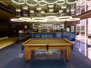 Serviert Mittagessen, Abendessen und Brunch