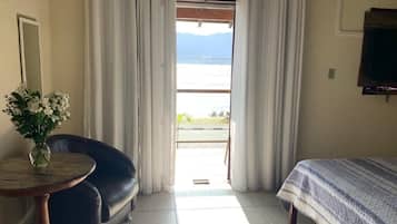 Quarto casal, 1 cama King | Frigobar, Wi-Fi de cortesia, roupa de cama