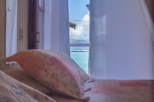 Suíte, 1 cama Queen, vista para a praia | Frigobar, Wi-Fi de cortesia, roupa de cama