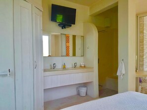 Bathroom shower - Villa Maria B&B (Puerto Escondido)