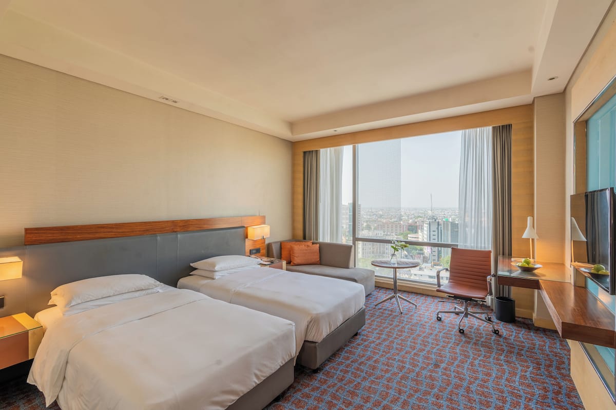 1 bedroom, Egyptian cotton sheets, premium bedding, down comforters