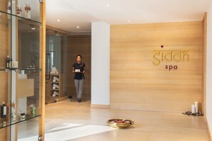 カップル用トリートメントルーム、スチームサウナ、ボディ トリートメント、アロマテラピー、ホットストーンマッサージ、ディープティシュー マッサージ