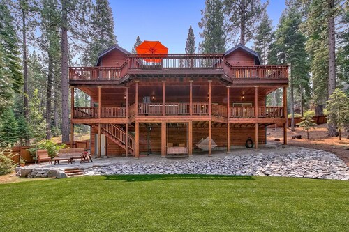 4000 Sq Ft Luxury Home: Family and Pet-friendly, Enormous Game Room, EV Charger