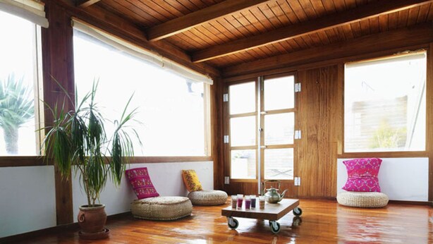 A spacious room with wooden flooring, large windows, and a ceiling with wooden beams. - Beautiful large 3 bedroom apartment, terrace sea views, Wifi. (Tarifa)