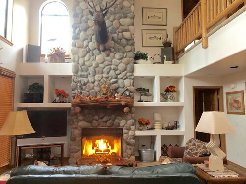  Pinetop CClub, AC, 2 Bd Rm Plus Loft, Huge Windows, Enclosed Deck, 1/2 Acre,