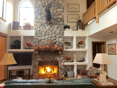 Pinetop CClub, AC, 2 Bd Rm Plus Loft, Huge Windows, Enclosed Deck, 1/2 Acre,