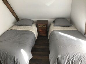 3 bedrooms, internet, bed sheets