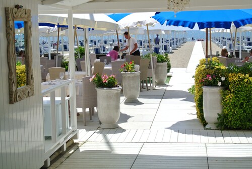 Architect designed newly renovated one bedroom in great location