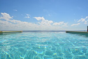 A clear blue pool with a view of the ocean and sky. - Villa Nemo, Liguria, perfect sea view and private pool, 5 minutes to the beach (Riva Ligure)