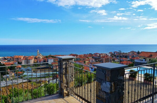 A coastal town with a view of the sea, a church, and residential buildings. - Villa Nemo, Liguria, perfect sea view and private pool, 5 minutes to the beach (Riva Ligure)