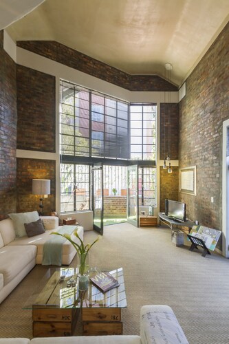 No load shedding! 5 Star loft - private patio - Wi-Fi 40Mbps - Pool