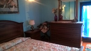 1 bedroom, desk, iron/ironing board, WiFi