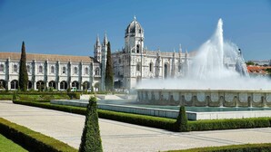 Un bâtiment historique avec une fontaine devant.
