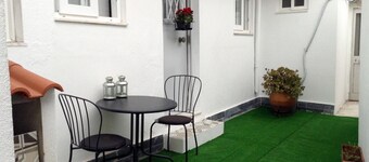 Charming Brick Wall Studio with patio in Belem