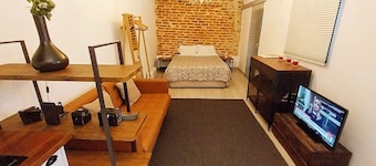 Charming Brick Wall Studio with patio in Belem