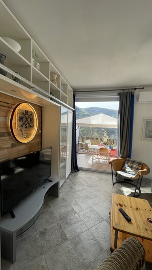 Smart TV, videogiochi, libri, impianto stereo