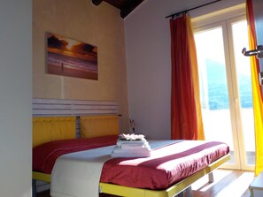 2 chambres, bureau, fer et planche à repasser, lit parapluie