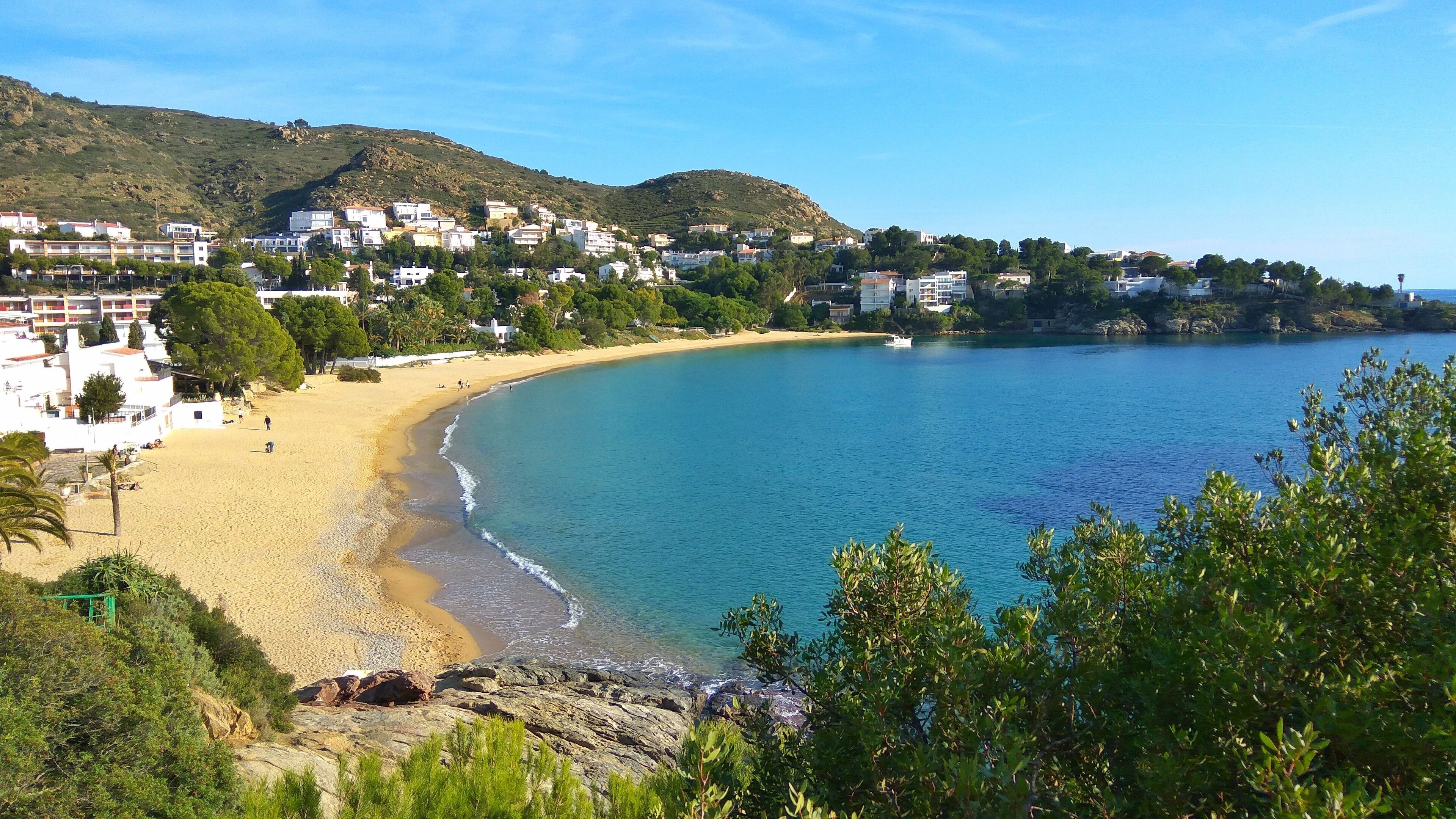 Beach nearby, sun loungers