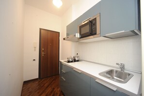 Frigorifero, microonde, forno, piano cottura