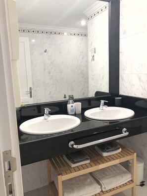 Doccia, asciugacapelli, asciugamani, sapone