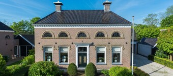 3つのベッドルーム、3つのバスルーム、リビングエリアのある魅力的な家