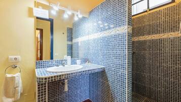 Combined shower/tub, hair dryer, bidet, towels
