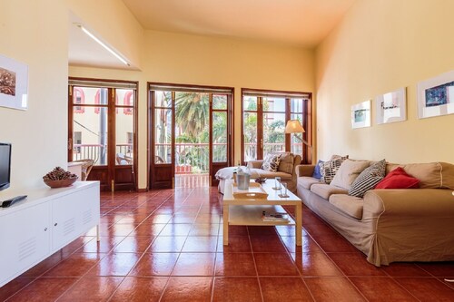 Spacious and bright apartment with large terrace next to the beach of S / C de la Palma 5 p.