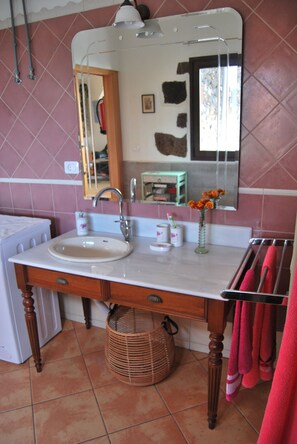 Douche, sĂšche-cheveux, bidet, serviettes fournies