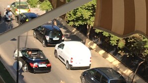 A view of a road with cars and a white van under a striped awning. - Beautiful Flat in Fuengirola with terrace sea view and 2 minutes from the beach  (Fuengirola)