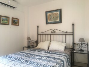 1 dormitorio, tabla de planchar con plancha, Internet y ropa de cama
