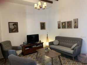 Una Smart TV, una mesa de tenis de mesa, libros