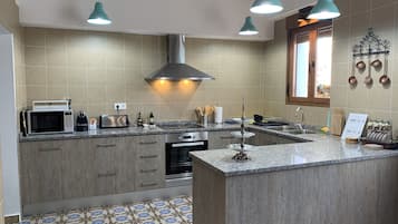 Frigorífico, microondas, horno y placa de cocina