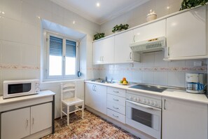 Køleskab, mikrobølgeovn, ovn, kogeplade