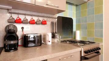 Een koelkast, een microgolfoven, een kookplaat, een vaatwasser