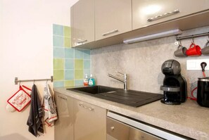 Réfrigérateur, micro-ondes, plaque de cuisson, lave-vaisselle