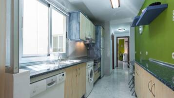 Een vaatwasser, een koffiezetapparaat/waterkoker