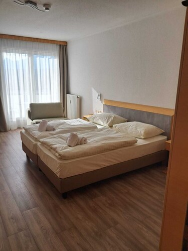 Warmbad Autriche tranquillité entourée de verdure