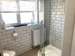 Chuveiro, secador de cabelo, toalhas de banho, sabonete