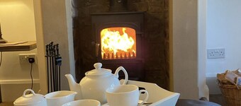 Characterful , pet friendly cottage ,sleeps 4 ,stunning views ,village location.